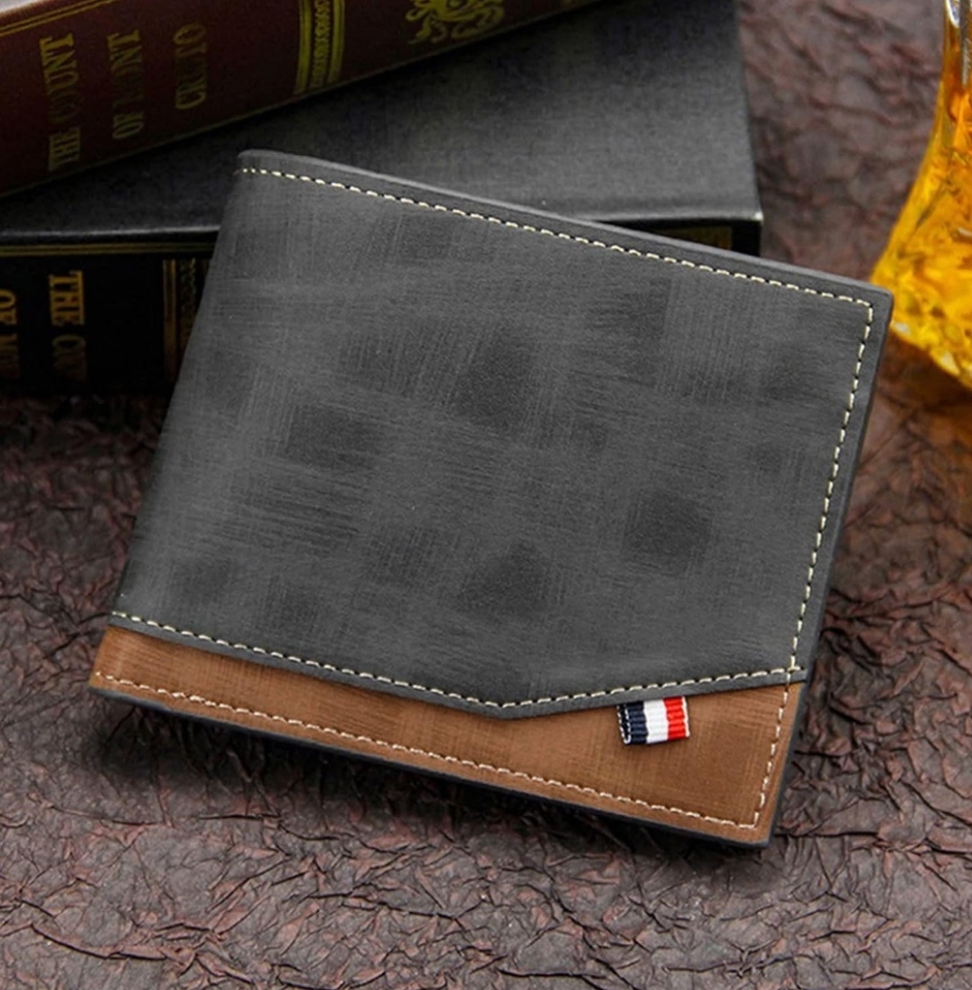 BILLETERA GRIS CON FRANJA ABAJO DE CAFE CLARO BANDERA AZUL BLANCO ROJO